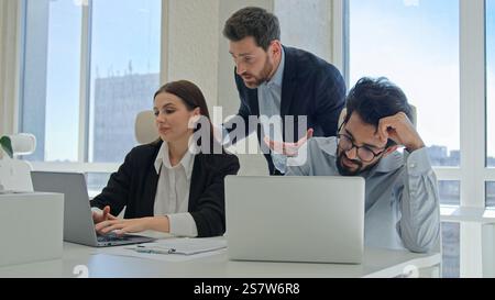 Verärgerter Teamleiter brüllt unzufriedener Chef streitet bei Bürositzungen verärgerter Geschäftsmann schwört Mitarbeiter für falsch gescheitertes Projekt Stockfoto