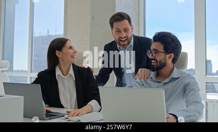 Unternehmensarbeit multirassische Kollegen Frau Mann Tippen Laptops im Büro glücklicher Geschäftsmann ceo gratuliert Mitarbeitern, die ein gutes Ergebnis erzielen feiern Stockfoto