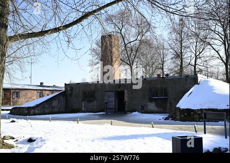 80. Jahrestag der Befreiung des deutschen Konzentrations- und Vernichtungslagers. Europas größtes Zelt für die Befreiung von Auschwitz-Birkenau. Krematorium und Gaskammer, Stammlager I. Auschwitz I - Stammlager. Das deutsche Konzentrationslager Auschwitz I gehörte als Stammlager neben dem Vernichtungslager KZ Auschwitz II Birkenau und dem KZ Auschwitz III Monowitz zum Lagerkomplex Auschwitz und war eines der großen NS-Konzentrationslager. Es befand sich zwischen Mai 1940 und Januar 1945 nach der Besetzung Polens im annektierten südpolnischen Gebiet des deutsch umbenannten Landkreises Bielitz A Stockfoto