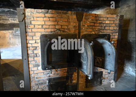 80. Jahrestag der Befreiung des deutschen Konzentrations- und Vernichtungslagers. Europas größtes Zelt für die Befreiung von Auschwitz-Birkenau. Krematorium , Stammlager I. Auschwitz I - Stammlager. Das deutsche Konzentrationslager Auschwitz I gehörte als Stammlager neben dem Vernichtungslager KZ Auschwitz II Birkenau und dem KZ Auschwitz III Monowitz zum Lagerkomplex Auschwitz und war eines der großen NS-Konzentrationslager. Es befand sich zwischen Mai 1940 und Januar 1945 nach der Besetzung Polens im annektierten südpolnischen Gebiet des deutsch umbenannten Landkreises Bielitz am südwestlich Stockfoto