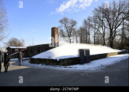 80. Jahrestag der Befreiung des deutschen Konzentrations- und Vernichtungslagers. Europas größtes Zelt für die Befreiung von Auschwitz-Birkenau. Krematorium und Gaskammer, Stammlager I. Auschwitz I - Stammlager. Das deutsche Konzentrationslager Auschwitz I gehörte als Stammlager neben dem Vernichtungslager KZ Auschwitz II Birkenau und dem KZ Auschwitz III Monowitz zum Lagerkomplex Auschwitz und war eines der großen NS-Konzentrationslager. Es befand sich zwischen Mai 1940 und Januar 1945 nach der Besetzung Polens im annektierten südpolnischen Gebiet des deutsch umbenannten Landkreises Bielitz A Stockfoto