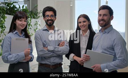 Erfolgreiches Geschäftsteam Portrait verschiedene Bürokollegen multirassische Kollegen Gruppe von Geschäftsfrauen Geschäftsmännern multiethnische Frauen Männer lächelnd Stockfoto