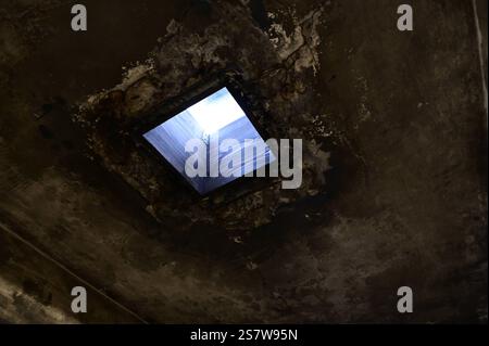 80. Jahrestag der Befreiung des deutschen Konzentrations- und Vernichtungslagers. Europas größtes Zelt für die Befreiung von Auschwitz-Birkenau. Gaskammer, Stammlager I. Auschwitz I - Stammlager. Das deutsche Konzentrationslager Auschwitz I gehörte als Stammlager neben dem Vernichtungslager KZ Auschwitz II Birkenau und dem KZ Auschwitz III Monowitz zum Lagerkomplex Auschwitz und war eines der großen NS-Konzentrationslager. Es befand sich zwischen Mai 1940 und Januar 1945 nach der Besetzung Polens im annektierten südpolnischen Gebiet des deutsch umbenannten Landkreises Bielitz am südwestlichen Stockfoto