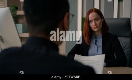 Multirassische Geschäftsleute treffen sich im Büro glückliche kaukasische Geschäftsfrau nimmt Dokumente lebenslauf Bewerbungsunterlagen Stellensuche Einstellung Stockfoto