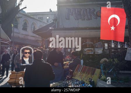 Istanbul, Türkei. Januar 2025. Ein Mann, der eine Sonnenbrille auf einem geschäftigen Shopping-Basar im überfüllten Eminonu-Viertel in der Nähe des Gewürzbasars ausprobiert, ist Stockfoto