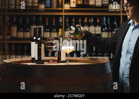 Sommelier schenkt Sekt im Keller Stockfoto