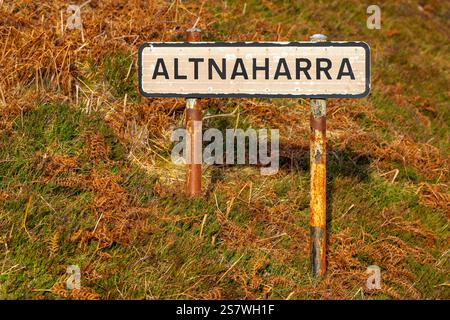 Ein verwittertes Schild, das auf die Siedlung Altnaharra in Sutherland im Nordwesten Schottlands hinweist. Stockfoto