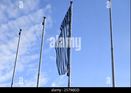 80. Jahrestag der Befreiung des deutschen Konzentrations- und Vernichtungslagers. Europas größtes Zelt für die Befreiung von Auschwitz-Birkenau. Gedenkstelle Todeswand im Hof zwischen Block 10 und Block 11, Todesblock, Stammlager I. Auschwitz I - Stammlager. Das deutsche Konzentrationslager Auschwitz I gehörte als Stammlager neben dem Vernichtungslager KZ Auschwitz II Birkenau und dem KZ Auschwitz III Monowitz zum Lagerkomplex Auschwitz und war eines der großen NS-Konzentrationslager. Es befand sich zwischen Mai 1940 und Januar 1945 nach der Besetzung Polens im annektierten südpolnischen Gebie Stockfoto