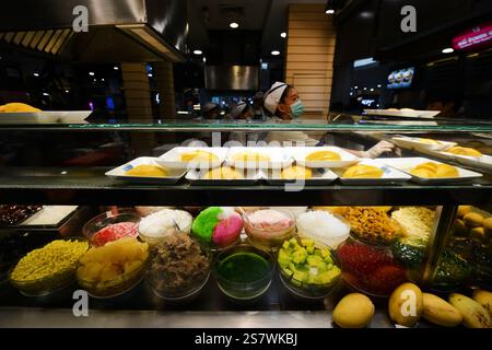 Ein Mango-Reisladen am Food Court im Terminal 21 Einkaufszentrum in Bangkok, Thailand. Stockfoto