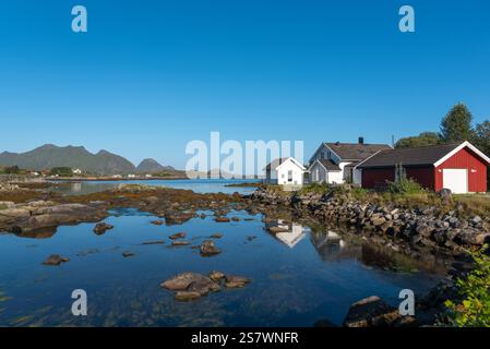 Landschaft und Stadtlandschaft mit Blick auf die Skotnesosen Bay, Ballstad, Lofoten, Norwegen, Europa Stockfoto