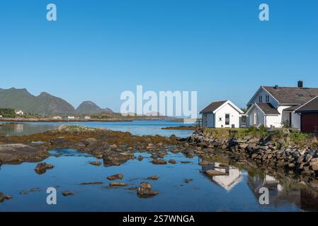 Landschaft und Stadtlandschaft mit Blick auf die Skotnesosen Bay, Ballstad, Lofoten, Norwegen, Europa Stockfoto