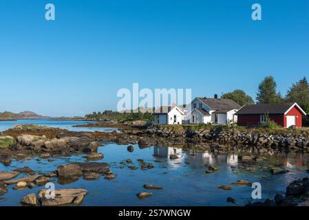 Landschaft und Stadtlandschaft mit Blick auf die Skotnesosen Bay, Ballstad, Lofoten, Norwegen, Europa Stockfoto