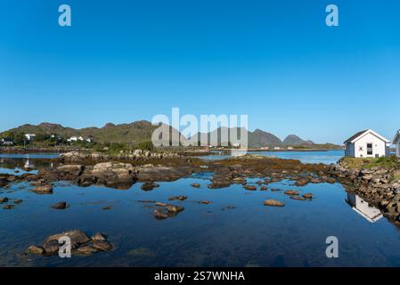 Landschaft und Stadtlandschaft mit Blick auf die Skotnesosen Bay, Ballstad, Lofoten, Norwegen, Europa Stockfoto