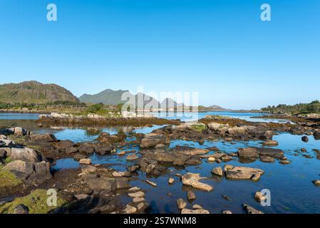 Landschaft mit Blick über die Skotnesosen Bay, Ballstad, Lofoten, Norwegen, Europa Stockfoto