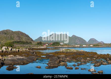 Landschaft mit Blick über die Skotnesosen Bay, Ballstad, Lofoten, Norwegen, Europa Stockfoto