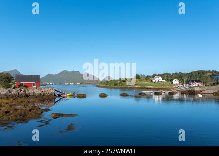 Landschaft und Stadtlandschaft mit Blick auf die Skotnesosen Bay, Ballstad, Lofoten, Norwegen, Europa Stockfoto