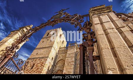 Kathedrale von Sigüenza, Kathedrale von Santa María de Sigüenza, romanischer Stil aus dem 12. Jahrhundert, spanisches Kulturerbe, Sigüenza, Guadalajara, Kastilien Stockfoto