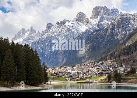 Blick auf den Auronzo See im Dorf Auronzo di Cadore, mit schneebedeckten Bergen im Hintergrund, Belluno, Dolomiten, Italien Stockfoto