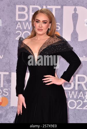 ***NUR REDAKTIONELLE VERWENDUNG*** Adele nimmt an den BRIT Awards 2022 auf der O2 in London, England Teil. Dienstag, 8. Februar 2022 (NUR ZUR REDAKTIONELLEN VERWENDUNG) Stockfoto