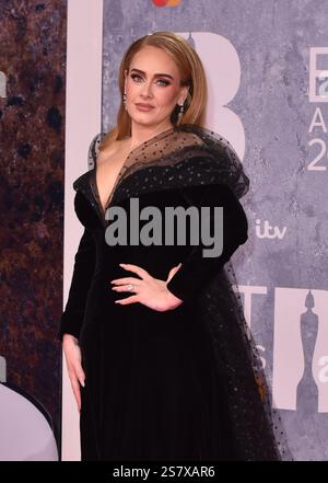 ***NUR REDAKTIONELLE VERWENDUNG*** Adele nimmt an den BRIT Awards 2022 auf der O2 in London, England Teil. Dienstag, 8. Februar 2022 (NUR ZUR REDAKTIONELLEN VERWENDUNG) Stockfoto