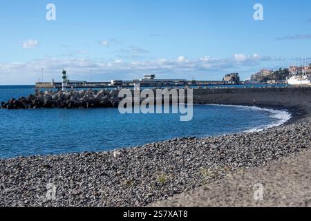Direkt am Meer mit Kiesstränden Funchal Madeira Stockfoto