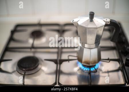 Traditionelle Kaffeemaschine auf einem Gasherd für die Zubereitung von Getränken am Morgen. Stockfoto