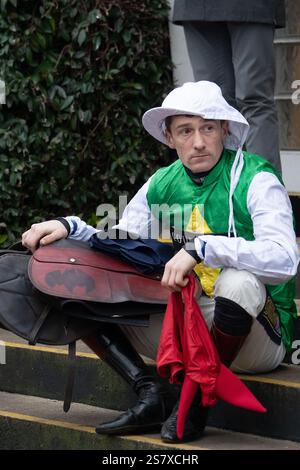 Windsor, Berkshire, Großbritannien. Januar 2025. Jockey Sam Twiston-Davies am dritten Tag des ersten Berkshire Winter Million Renntreffens auf der Royal Windsor Racecourse in Windsor, Berkshire. Kredit: Maureen McLean/Alamy Stockfoto