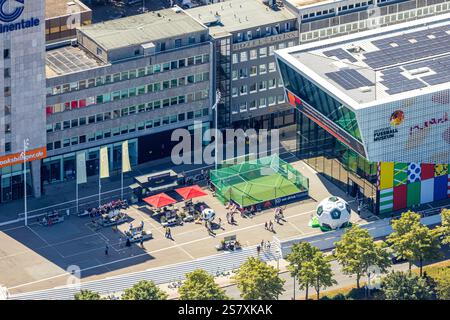 Luftaufnahme, Deutsches Fußballmuseum mit Aktivitäten auf dem Vorplatz Platz der Deutschen Einheit, Stadt Dortmund, Ruhrgebiet, Nordrhein-Westfalen, G Stockfoto