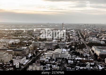 Washington, Vereinigte Staaten Von Amerika. Januar 2025. Washington, Vereinigte Staaten von Amerika. Januar 2025. Luftaufnahme der U. Das Capitol Building, der Oberste Gerichtshof und das Washington Monument, das von einer ungewöhnlich kalten arktischen Explosion eingefroren wurde, die dazu führte, dass die Eröffnungsveranstaltungen des designierten US-Präsidenten Donald Trump am 16. Januar 2025 in Arlington, Virginia, abgesagt wurden. Kris Grogan/CBP Photo/Alamy Live News Stockfoto