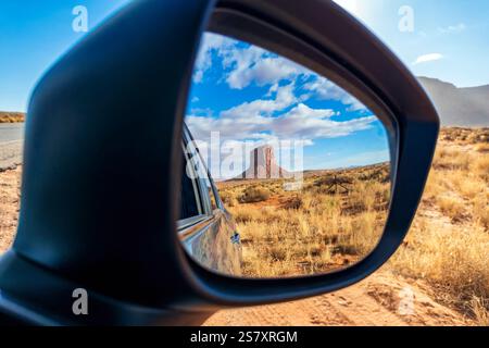 Reflexion eines isolierten butte in einem Autorückspiegel, Arizona, USA Stockfoto