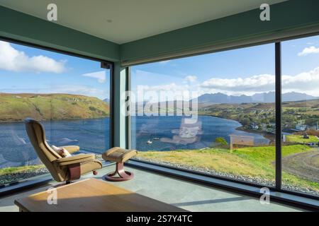 Blick durch ein großes Doppelfenster auf Loch Harport und Carbost auf der Isle of Skye Schottland Großbritannien GB Europa Stockfoto