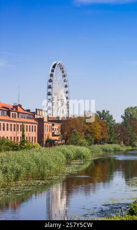 Riesenrad am Fluss in der historischen Stadt Danzig, Polen Stockfoto