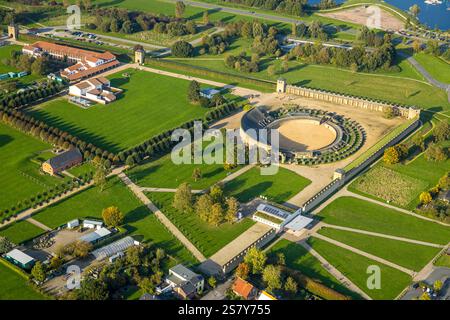 Aus der Vogelperspektive, LVR-Archäologischer Park Xanten APX, Amphitheater von Colonia Ulpia Traiana und römische Hostel Taverne, nordöstliche Verteidigungsmauer und Watcht Stockfoto