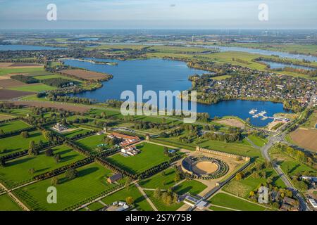 Blick aus der Vogelperspektive, Xantener Südsee, Freizeitzentrum Xanten Südsee mit Sandstrand, Wakepark Wasserski und Wakeboard, Amphitheater Römerpark und römische Hoste Stockfoto