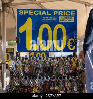 Farbenfroher Verkaufsstand, der religiöse Souvenirs beim Jubiläum in Rom bietet und eine Vielzahl von Gegenständen für Pilger und Touristen präsentiert. Italien, Europäische Union, EU Stockfoto