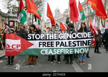 Demonstranten bei der Pro Palestine-Kundgebung halten das Banner der Freie Palästina-Waffenruhe nach dem bannermarsch von BBC am 18. Januar 2025 in London KATHY DEWITT EIN Stockfoto