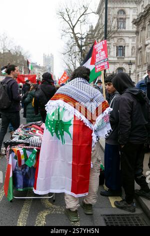 Demonstranten bei der Protest-Demonstration pro Palestine in Whitehall nahe Downing Street nach dem Polizeiverbot von BBC am 18. Januar 2025 in London, Großbritannien KATHY DEWITT Stockfoto