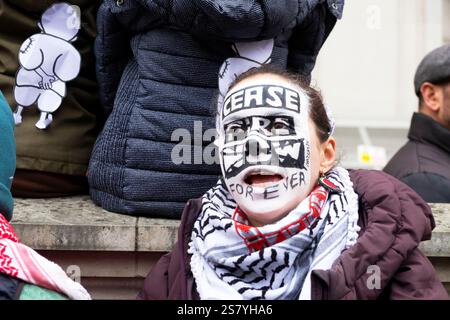 Demonstranten bei der Protest-Demonstration pro Palestine in Whitehall nahe Downing Street nach dem Polizeiverbot von BBC am 18. Januar 2025 in London, Großbritannien KATHY DEWITT Stockfoto