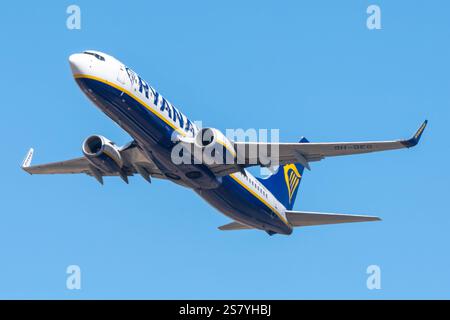 Aeropuerto de Gran Canaria, Gando. Turismo en las Islas Canarias. Avión de Línea Boeing 737 de la aerolínea de Bajo coste Malta Air con librea de Ryan Stockfoto