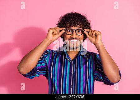 Foto von nettem jungen Mann Touch Brille tragen Hemd isoliert auf rosafarbenem Hintergrund Stockfoto