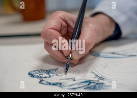 Die Hand einer Frau zeichnet eine Frau in blauer Tinte mit einem Federstift während eines Zeichenkurses Stockfoto