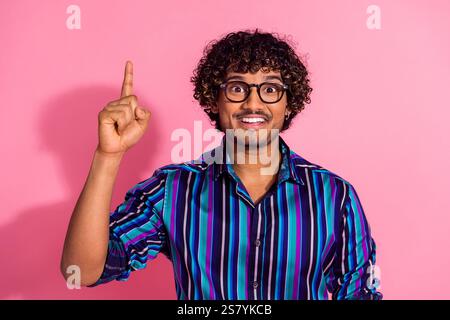 Porträt des netten jungen Mannes Point Finger Tragen Hemd isoliert auf rosa Hintergrund Stockfoto