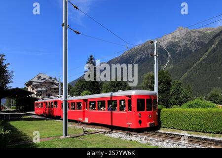 Zug vom Bahnhof Gare Chamonix Train du Montenvers in Chamonix, Haute-Savoie, Französische Alpen, Frankreich. Stockfoto