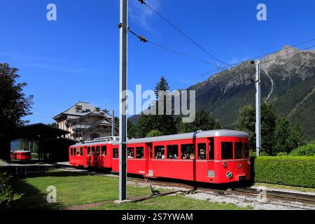 Zug vom Bahnhof Gare Chamonix Train du Montenvers in Chamonix, Haute-Savoie, Französische Alpen, Frankreich. Stockfoto