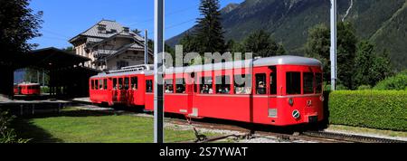 Zug vom Bahnhof Gare Chamonix Train du Montenvers in Chamonix, Haute-Savoie, Französische Alpen, Frankreich. Stockfoto