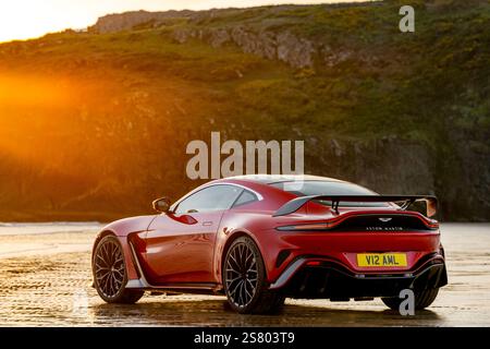 Aston Martin V12 Vantage bei Sonnenuntergang Stockfoto