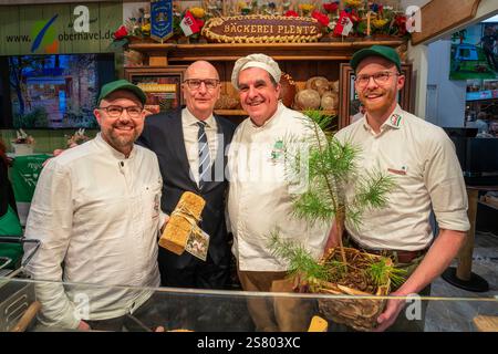 Der Brandenburger Ministerpräsident Dr. Dietmar Woidke am Stand der Bäckerei und Konditorei Plentz in Oberkrämer auf der 89. Internationale Grüne Woche auf dem Gelände der Messe Berlin in Berlin-Charlottenburg. *** Dr. Dietmar Woidke, Ministerpräsident Brandenburgs, am Stand der Bäckerei Plentz in Oberkrämer bei der 89. Internationalen Grünen Woche auf dem Messegelände der Messe Berlin in Berlin Charlottenburg Stockfoto