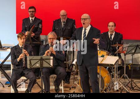 Der Brandenburger Ministerpräsident Dr. Dietmar Woidke dirigiert das Landespolizeiorchester Brandenburg bei der Eröffnung des Brandenburg-Tages auf der 89. Internationale Grüne Woche auf dem Gelände der Messe Berlin in Berlin-Charlottenburg. Das Orchester spielt die Brandenburg-Hymne Märkische Heide. *** Brandenburgs Ministerpräsident Dr. Dietmar Woidke dirigiert das Brandenburger Staatspolizeiorchester bei der Eröffnung des Brandenburger Tages auf der 89. Internationalen Grünen Woche auf dem Berliner Messegelände in Charlottenburg spielt das Orchester die Brandenburger Hymne Märkische Heide Stockfoto