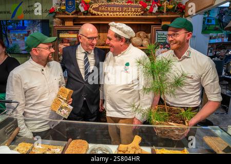 Der Brandenburger Ministerpräsident Dr. Dietmar Woidke am Stand der Bäckerei und Konditorei Plentz in Oberkrämer auf der 89. Internationale Grüne Woche auf dem Gelände der Messe Berlin in Berlin-Charlottenburg. *** Dr. Dietmar Woidke, Ministerpräsident Brandenburgs, am Stand der Bäckerei Plentz in Oberkrämer bei der 89. Internationalen Grünen Woche auf dem Messegelände der Messe Berlin in Berlin Charlottenburg Stockfoto