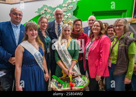 Der Brandenburger Ministerpräsident Dr. Dietmar Woidke Bildmitte hintenund die Brandenburger Landwirtschaftsministerin Hanka Mittelstädt Bildmitte hinten am Stand des Landesjagdverbandes Brandenburg auf der 89. Internationale Grüne Woche auf dem Gelände der Messe Berlin in Berlin-Charlottenburg. *** Brandenburgs Ministerpräsident Dr. Dietmar Woidke Mitte zurück und Brandenburgs Landwirtschaftsministerin Hanka Mittelstädt Mitte zurück am Stand des Brandenburger Landesjagdvereins auf der 89. Internationalen Grünen Woche im Berliner Messegelände Charlottenburg Stockfoto